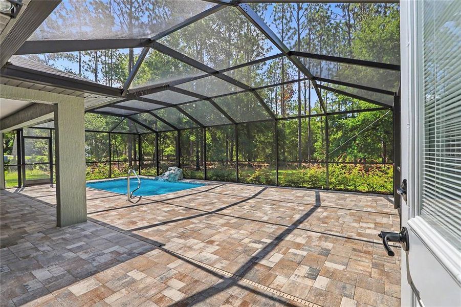 Exterior details and patio area of a home in , Dunnellon (Image 33).