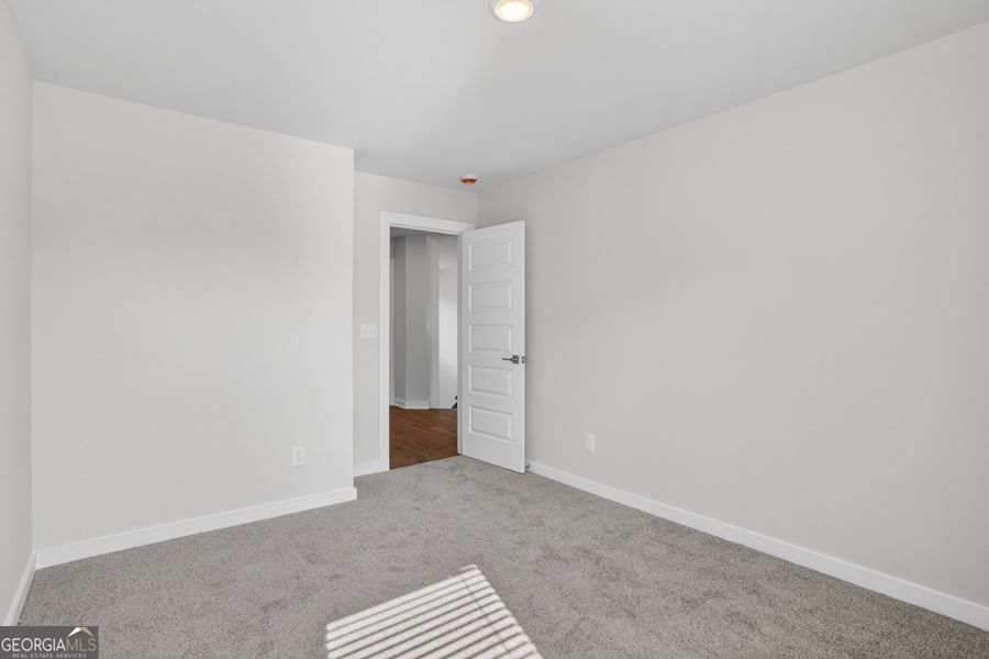 Spacious, unfurnished interior of a new home in The Fairways at Mirror Lake, Villa Rica (Image 25).