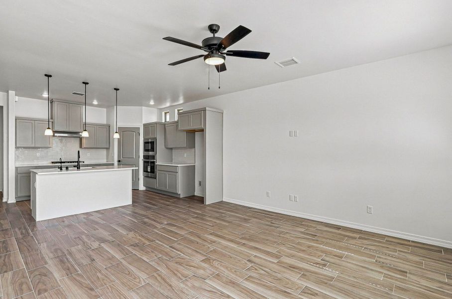 Spacious, unfurnished interior of a new home in Emerald Estates, Horizon City (Image 21). Spacious, unfurnished interior of a new home in Emerald Estates, Horizon City (Image 21).