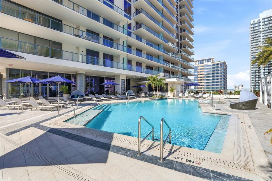 Condo located in St. Petersburg, FL showcasing its design and architecture (Image 33).