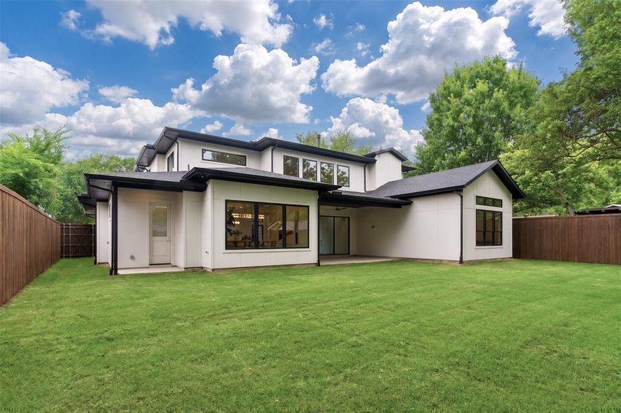 Exterior details and patio area of a home in , Dallas (Image 4).