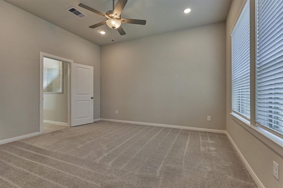 Spacious, unfurnished interior of a new home in The Highlands 40', Porter (Image 23).