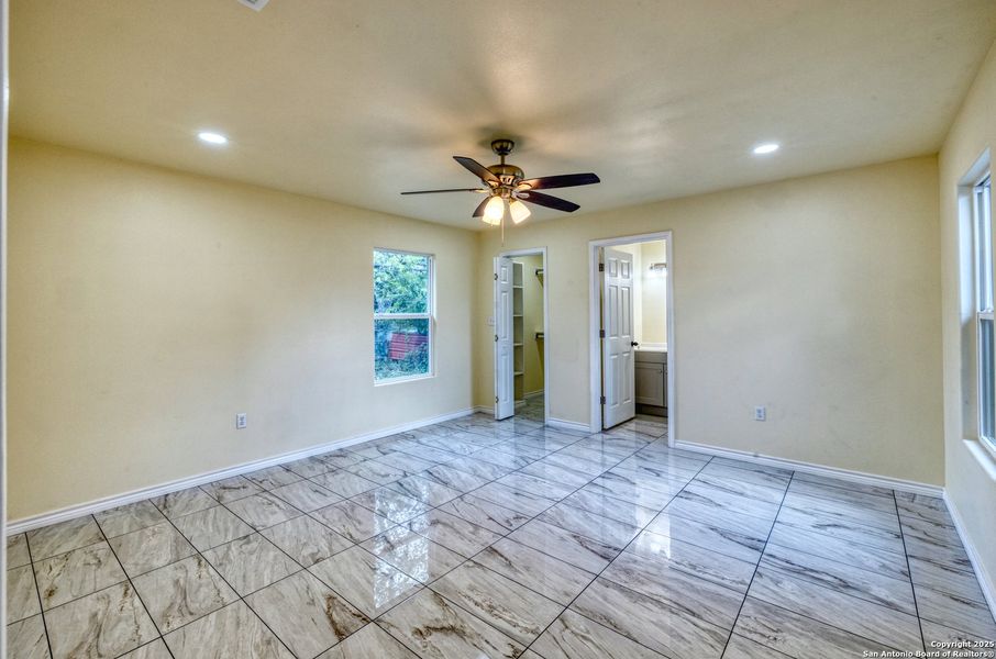 Spacious, unfurnished interior of a new home in , Uvalde (Image 18).