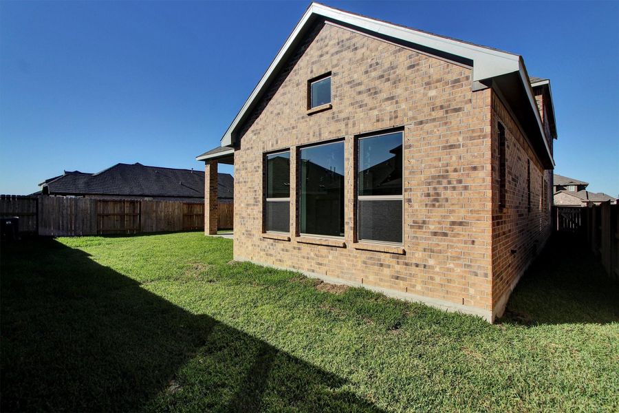 Exterior details and patio area of a home in Canterra Creek  60', Rosharon (Image 24).