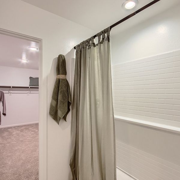 4049 Avery Owners Bath 2of2 F2 Base2