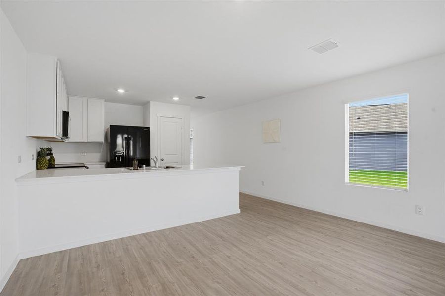 Spacious, unfurnished interior of a new home in Tillage Farms, Princeton (Image 19).