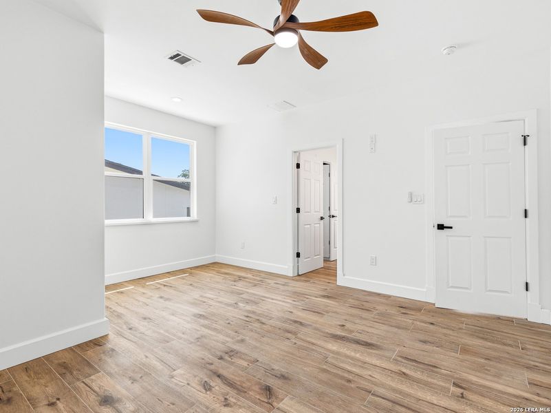 Spacious, unfurnished interior of a new home in , Terrell Hills (Image 35).