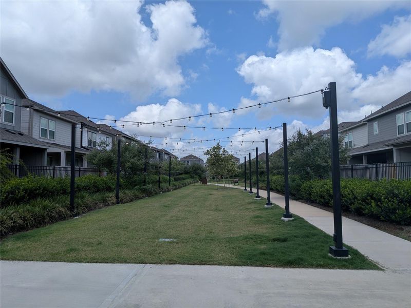 Community amenities in McClendon Park Village, Houston (Image 29).