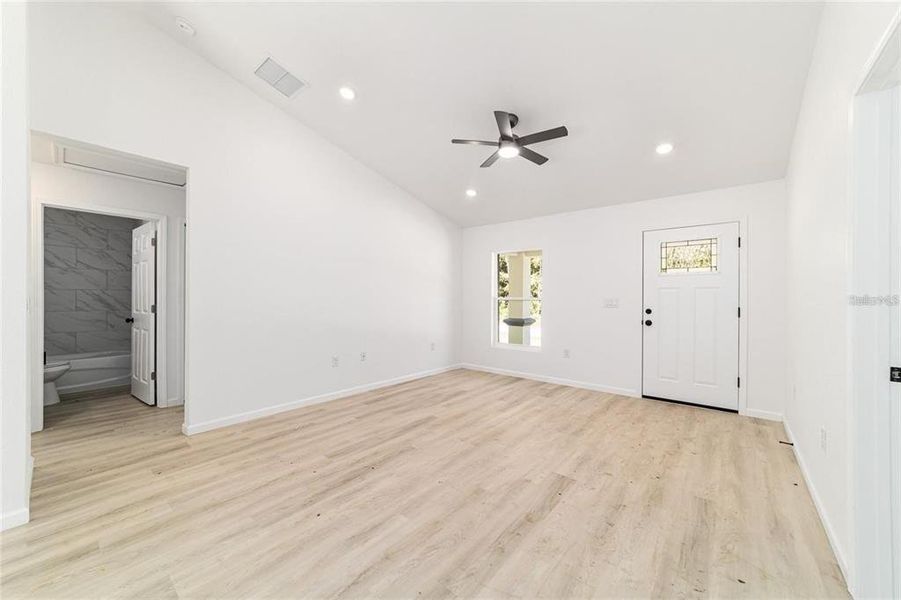 Spacious, unfurnished interior of a new home in , Ocala (Image 13).