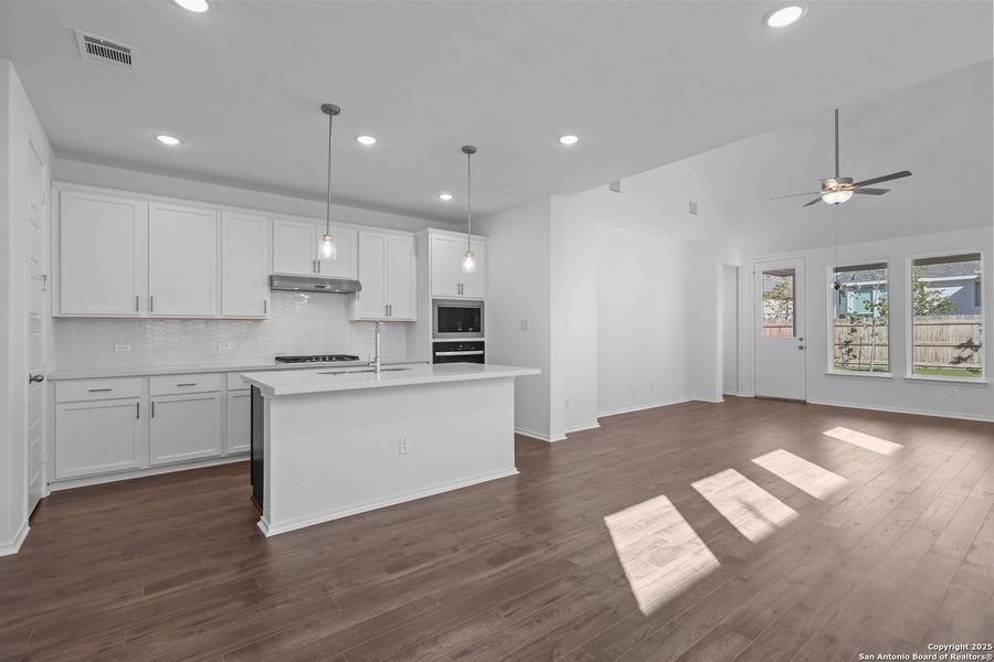 Spacious, unfurnished interior of a new home in Davis Ranch, San Antonio (Image 22).
