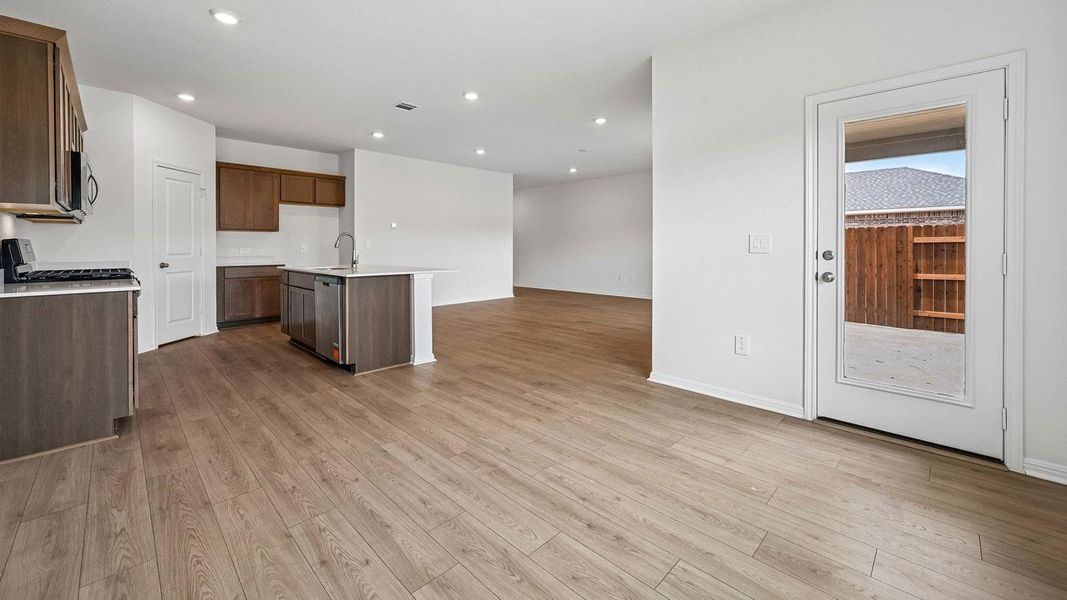 Spacious, unfurnished interior of a new home in Bar W Ranch, Leander (Image 22).
