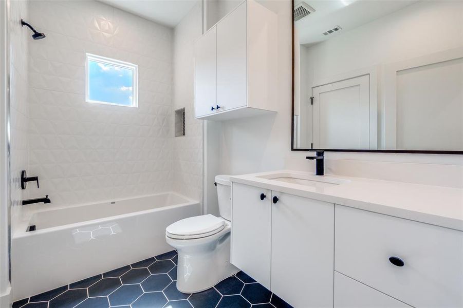 Furnished interior view inside a new home in , Dallas (Image 9).