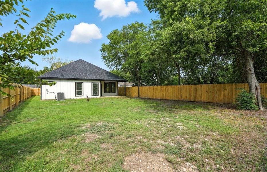 Exterior details and patio area of a home in , Gainesville (Image 4).