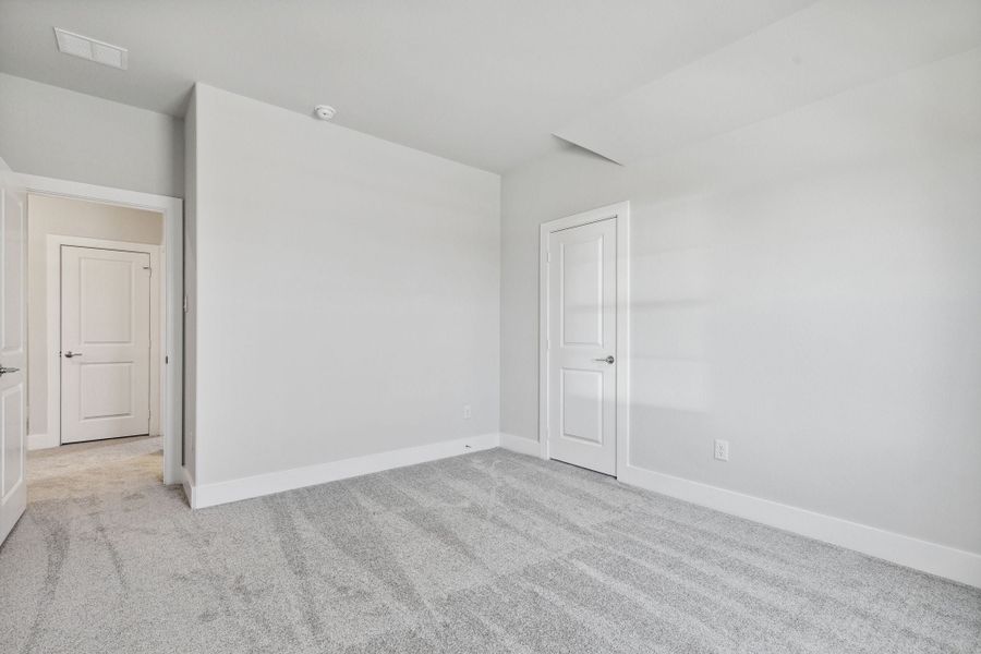 Spacious, unfurnished interior of a new home in Dove Hollow, Waxahachie (Image 28).