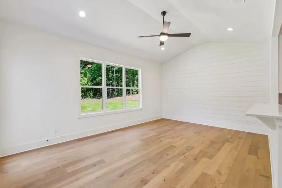 Spacious, unfurnished interior of a new home in White Post on Lake Lanier, Gainesville (Image 32).