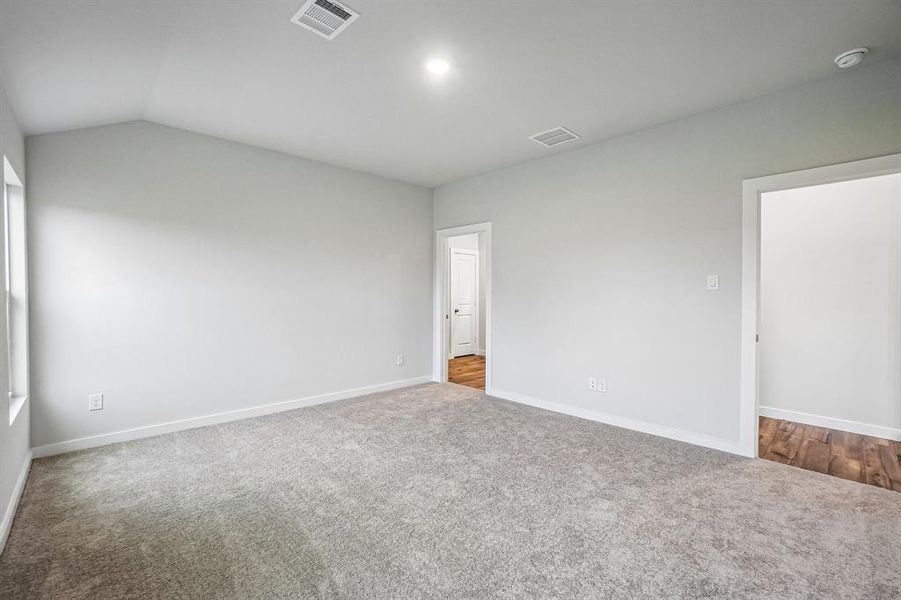 Spacious, unfurnished interior of a new home in Middlefield Village, Dallas (Image 18).