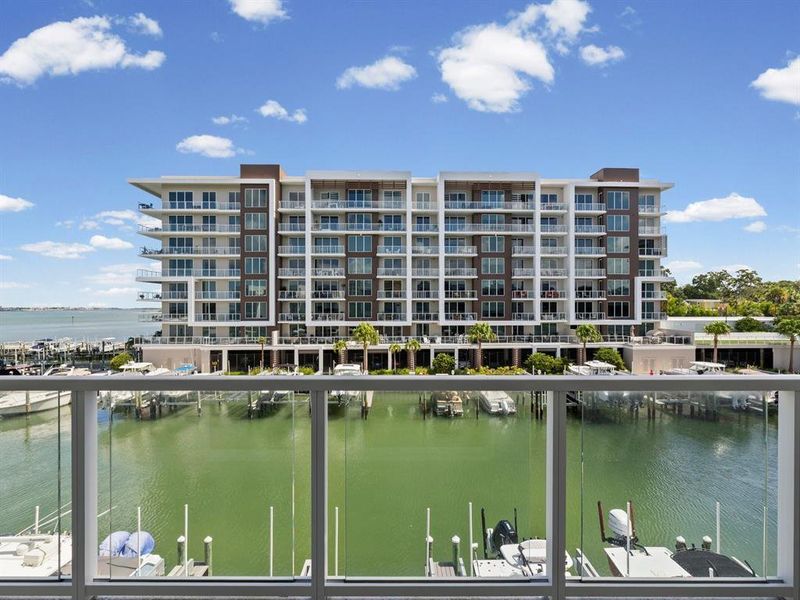 Condo located in Clearwater, FL showcasing its design and architecture (Image 4).