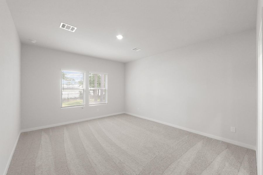 Spacious, unfurnished interior of a new home in Lakes at Crockett Martin, Conroe (Image 13).