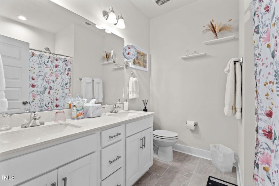 1753 Birdhaven- hall bath 1