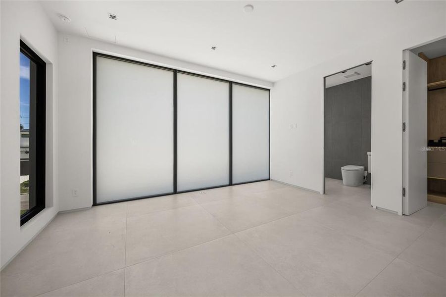 Spacious, unfurnished interior of a new home in , Sarasota (Image 21).