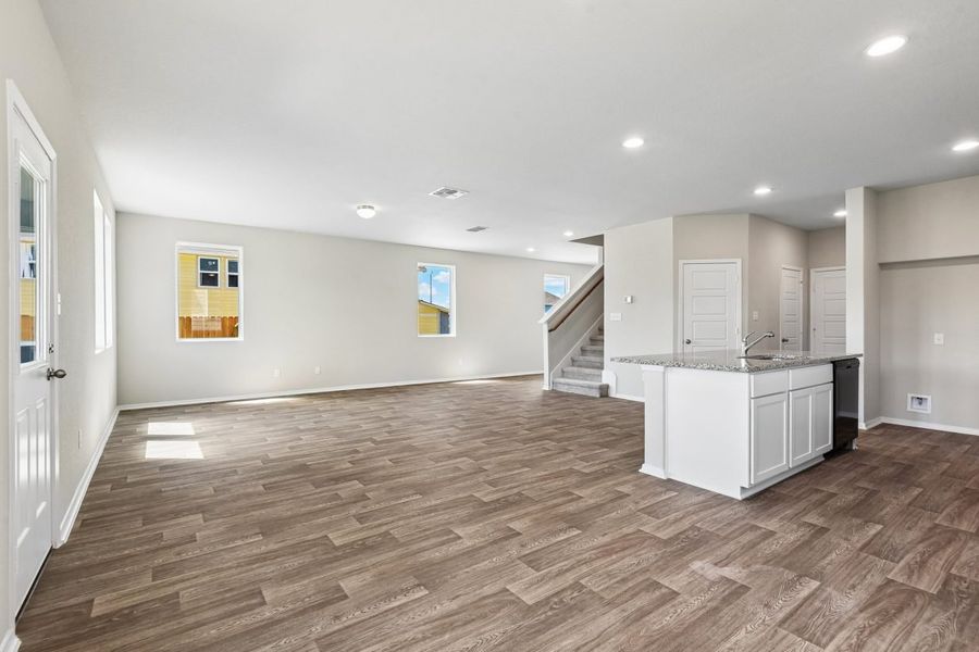Spacious, unfurnished interior of a new home in Hunters Ranch, San Antonio (Image 16).