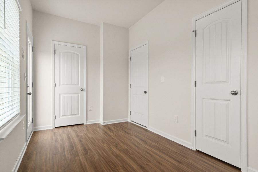Spacious, unfurnished interior of a new home in Cantigny Park, Clarksville (Image 23).
