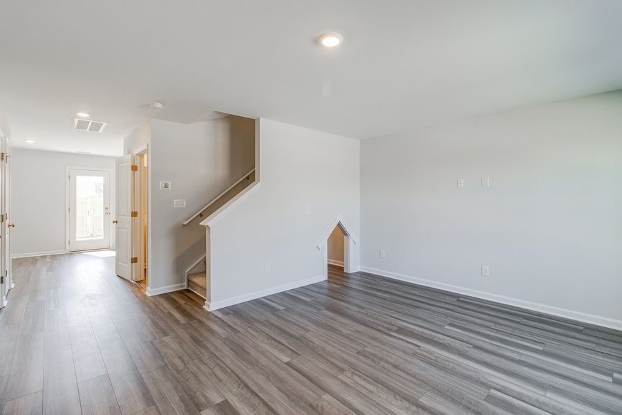 Spacious, unfurnished interior of a new home in Astoria, Columbia (Image 13).