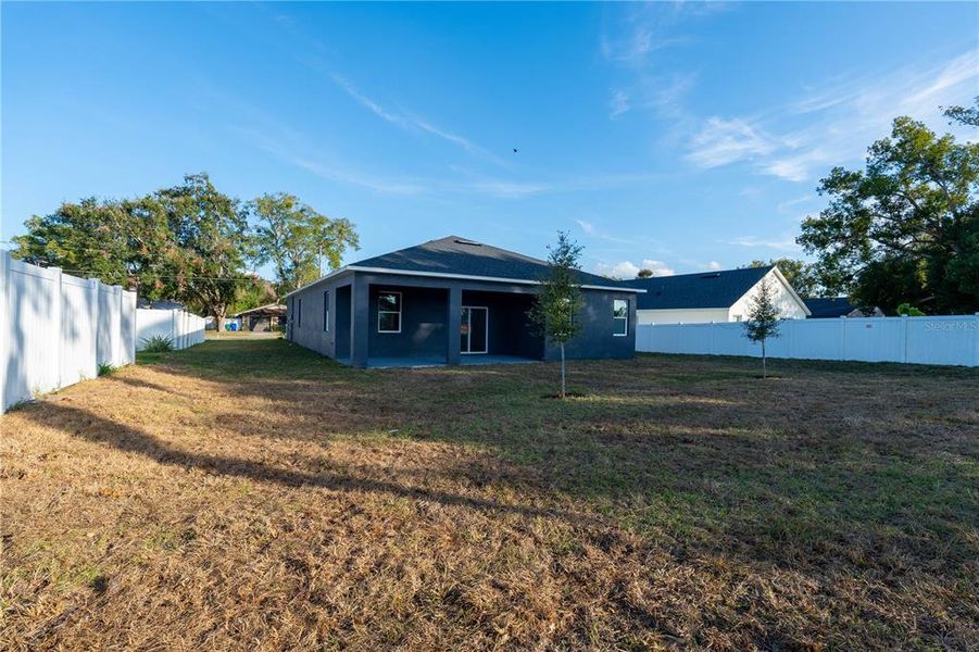 Exterior details and patio area of a home in , Tavares (Image 4).
