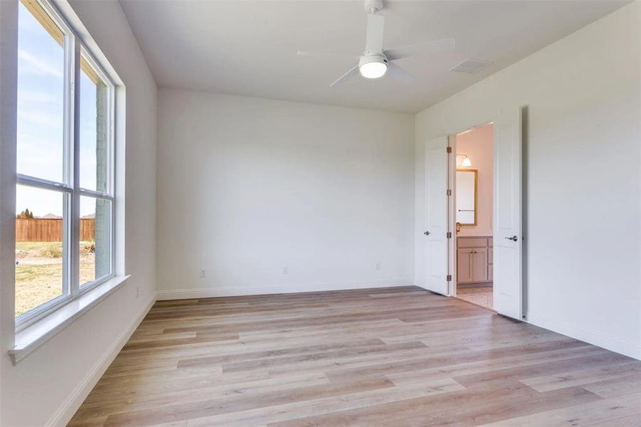 Spacious, unfurnished interior of a new home in Settler’s Glen, New Fairview (Image 15).