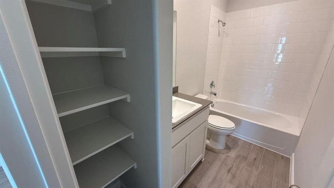 Furnished interior view inside a new home in Saratoga, Granbury (Image 5).