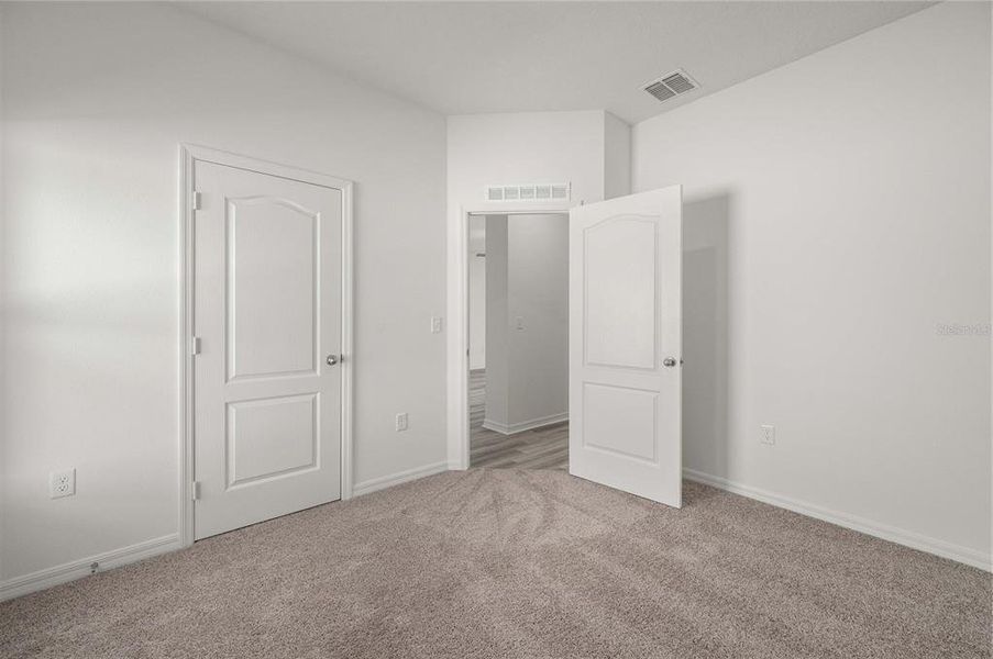 Spacious, unfurnished interior of a new home in Tula Parc, Astatula (Image 16).