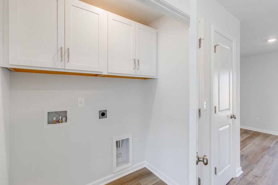 Spacious, unfurnished interior of a new home in Astoria, Columbia (Image 20).