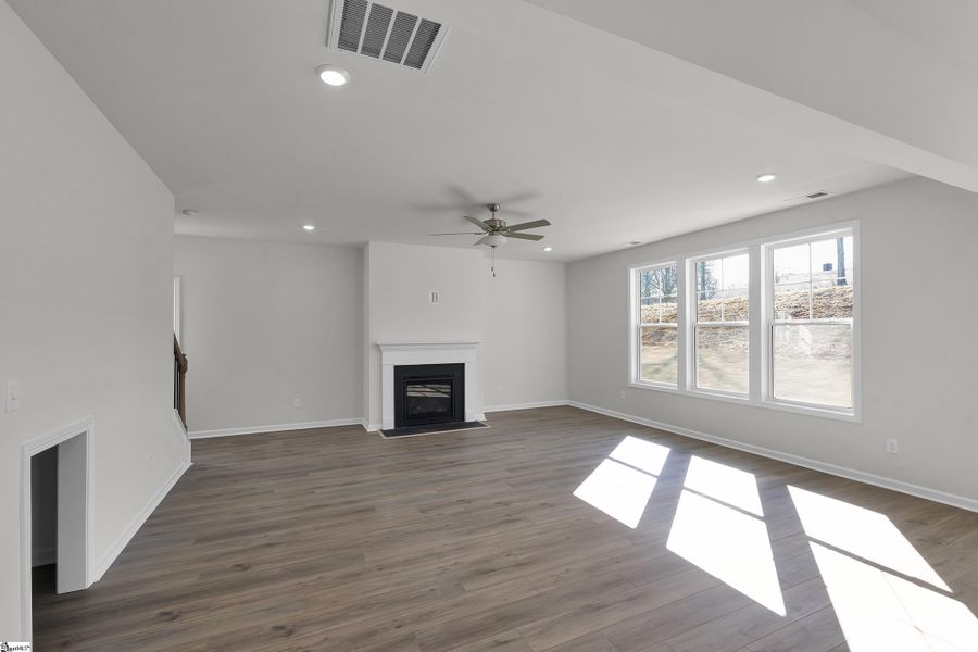 Spacious, unfurnished interior of a new home in Lynbrook, Boiling Springs (Image 21).