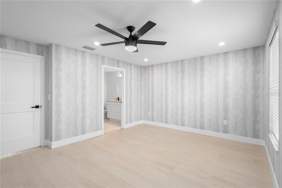 Spacious, unfurnished interior of a new home in , Sarasota (Image 20).