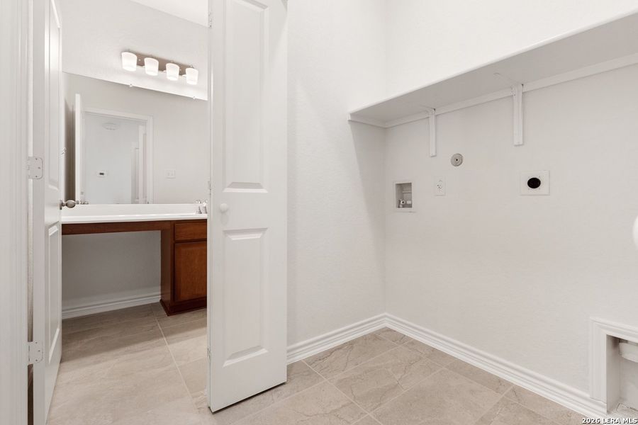 Spacious, unfurnished interior of a new home in Woodside Farms, Seguin (Image 15).