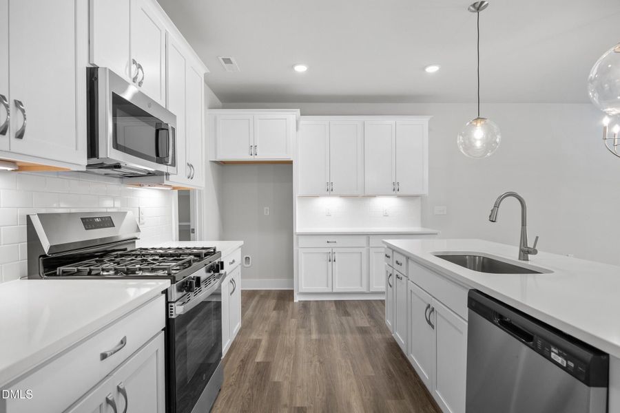 015_AP2-0313 Kitchen_5 - Medium