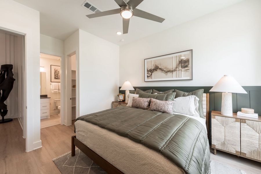 Representative furnished interior of a home built from the Fulbright by Tri Pointe Homes in Sienna 60’, Missouri City (Image 46).