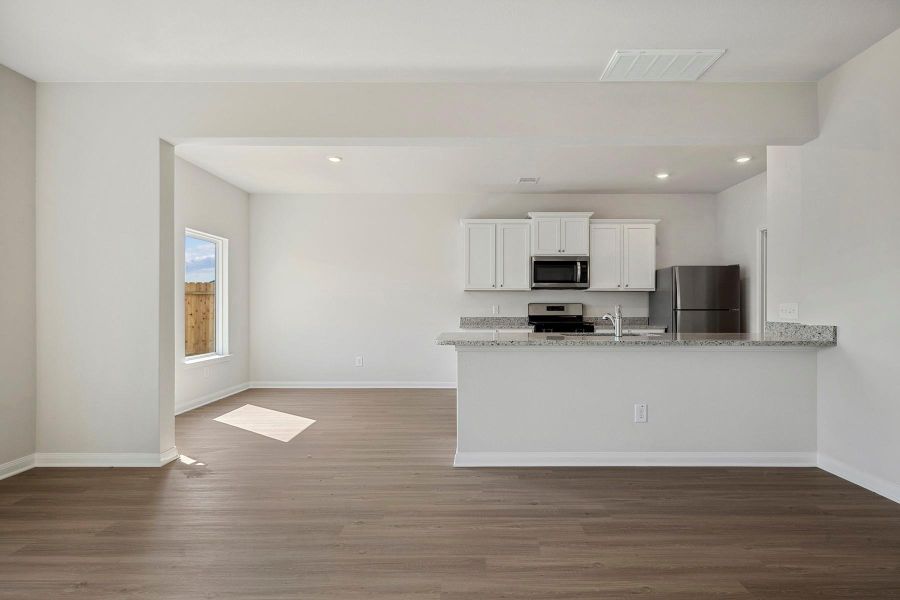 Spacious, unfurnished interior of a new home in Trails at Cochran Ranch, Waller (Image 14).