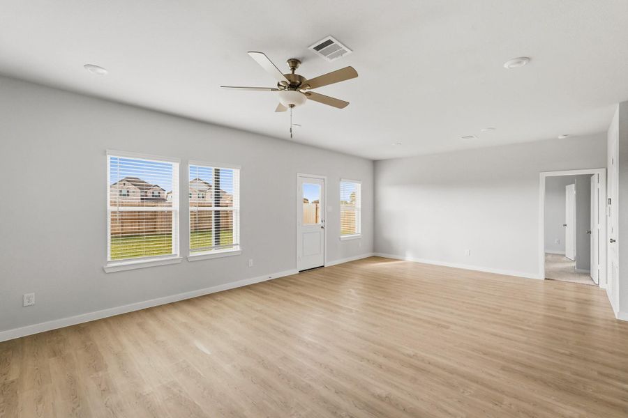 Spacious, unfurnished interior of a new home in Sanford Farms, Waller (Image 16).
