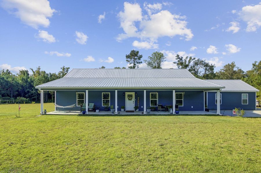Exterior details and patio area of a home in , Cottageville (Image 17).