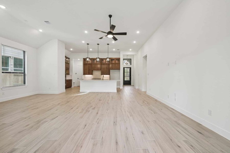 Spacious, unfurnished interior of a new home in Wood Leaf Reserve, Tomball (Image 33).