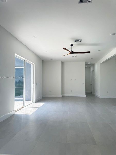 Spacious, unfurnished interior of a new home in , Cape Coral (Image 24).