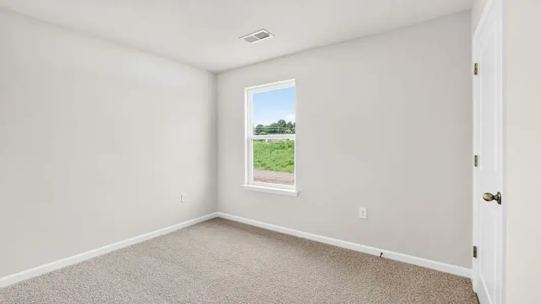 Spacious, unfurnished interior of a new home in Trailside Run, Spartanburg (Image 30).