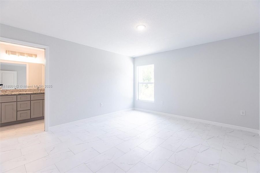 Spacious, unfurnished interior of a new home in , Lehigh Acres (Image 10).