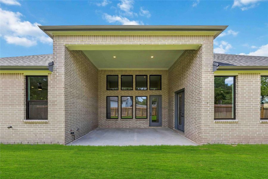 Exterior details and patio area of a home in Friendswood Trails 70' Homesites, Friendswood (Image 4).