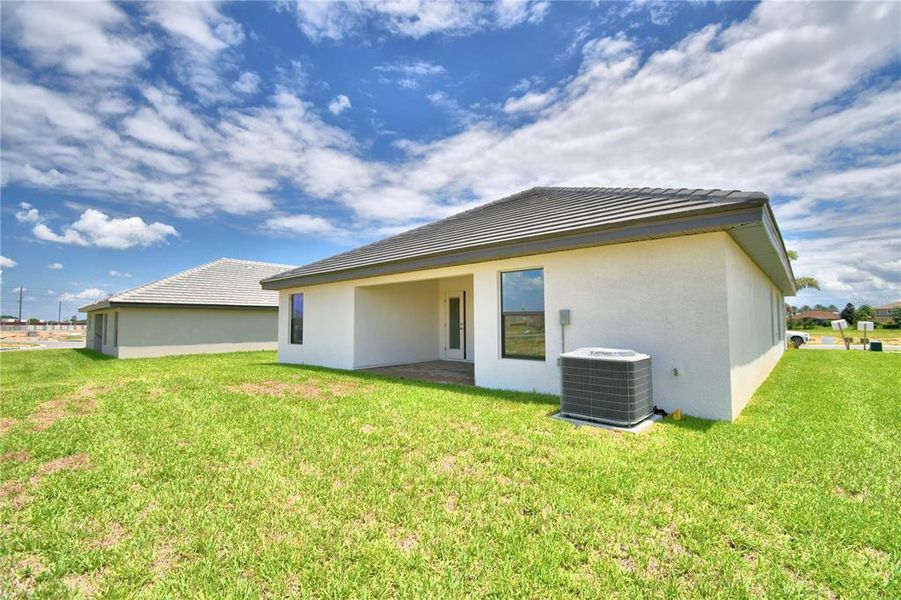 Exterior details and patio area of a home in , Auburndale (Image 4).