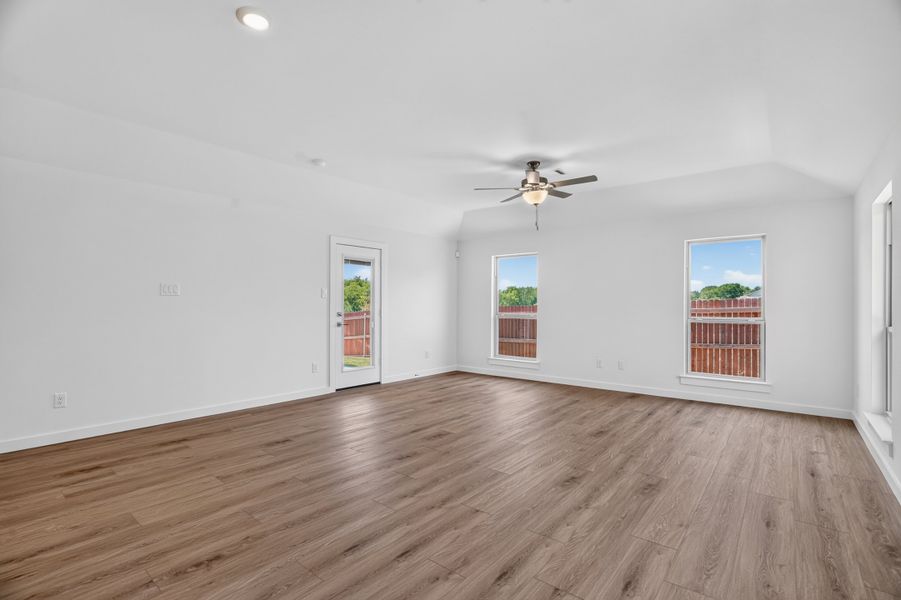 Spacious, unfurnished interior of a new home in Trail Creek, Cleburne (Image 25).