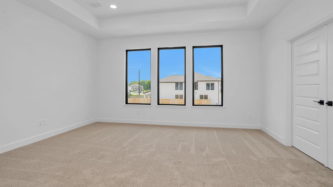 Spacious, unfurnished interior of a new home in Sienna, Missouri City (Image 4).
