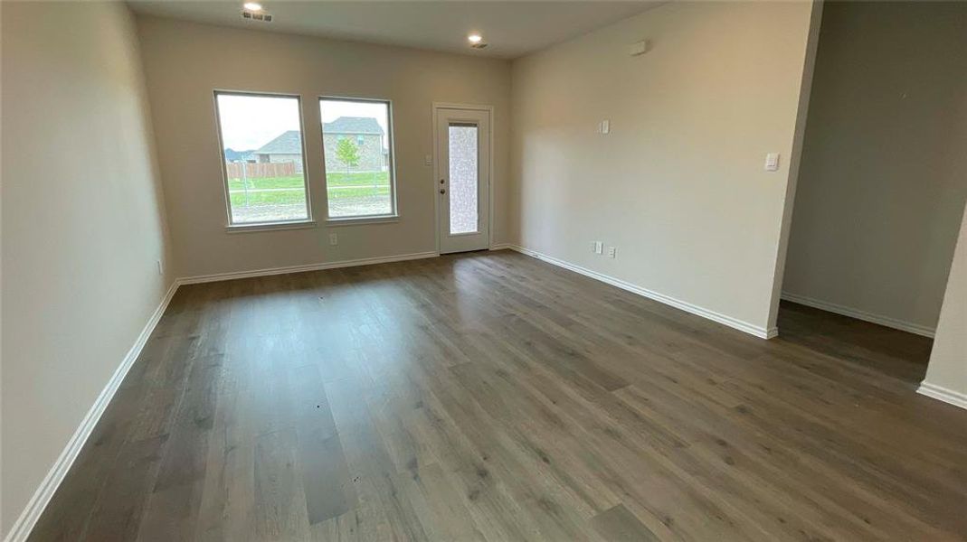 Spacious, unfurnished interior of a new home in Elevon, Lavon (Image 12).