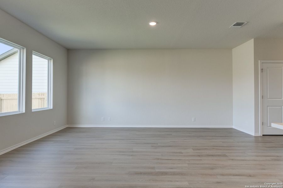 Spacious, unfurnished interior of a new home in Meadows at Hennersby Hollow 40's, San Antonio (Image 24). Spacious, unfurnished interior of a new home in Meadows at Hennersby Hollow 40's, San Antonio (Image 24).